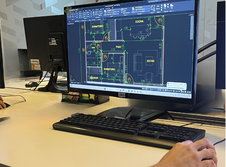 Arquitectos brindando asesoramiento